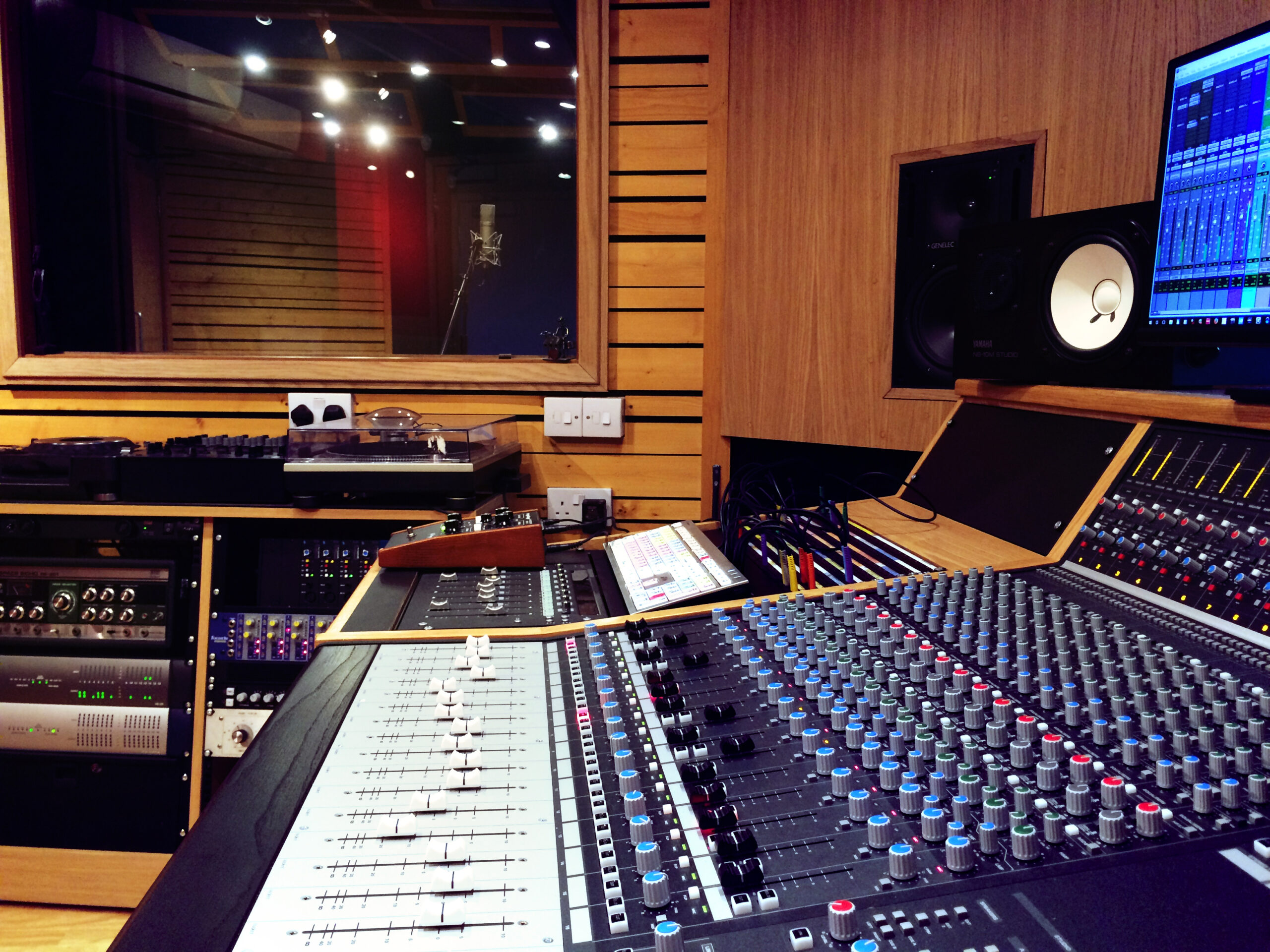 Slipway-Studio_Audient-ASP4816_desk_03