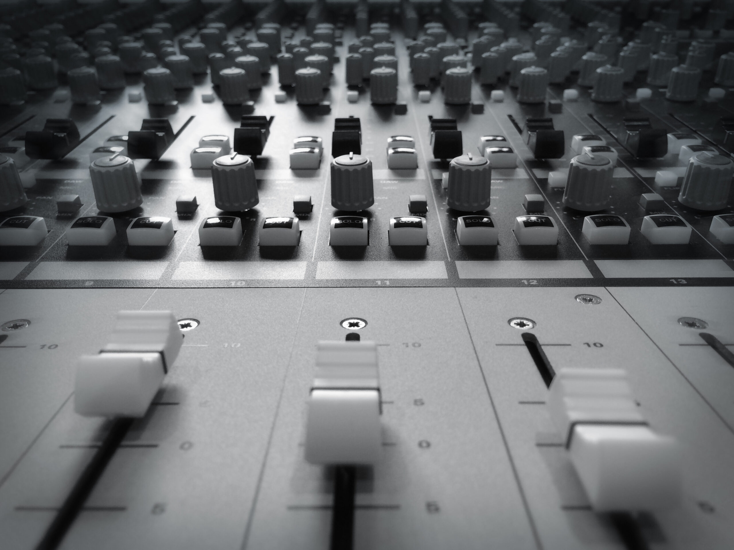Slipway-Studio_Audient-ASP4816_desk_04