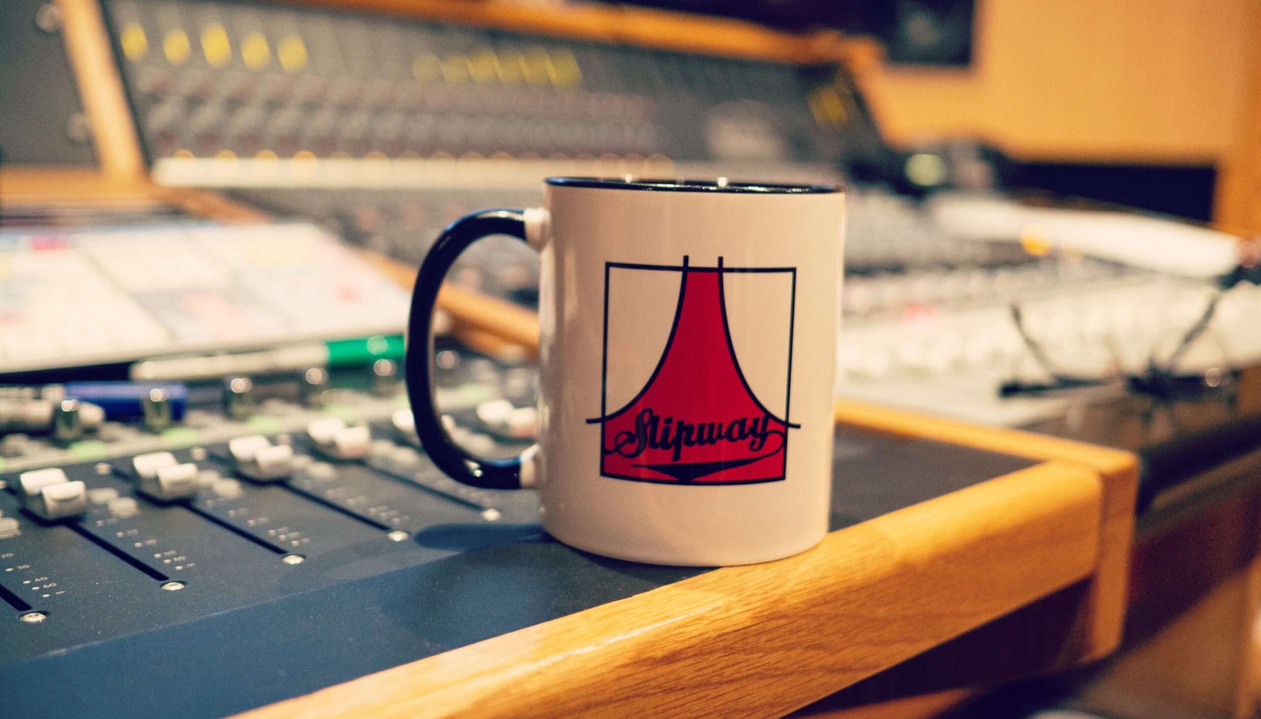 Slipway-Studio_Audient-ASP4816_desk_05